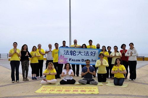学员们集体合影,庆祝世界法轮大法日