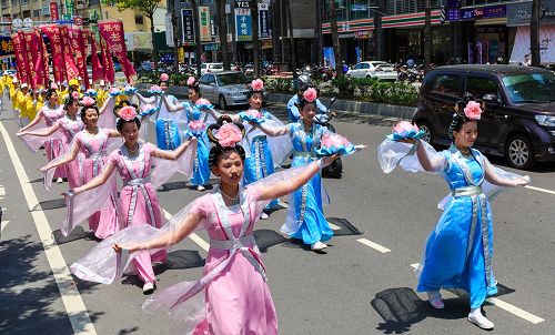 “庆祝世界法轮大法日”美丽的仙女队手捧大莲花降凡献瑞,带给民众大法美好。很受民众欢迎。