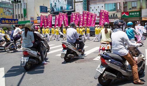 活动吸引了众多民众放慢脚步,停下来了解真相,很多纯朴善良的市民更夹道欢迎。