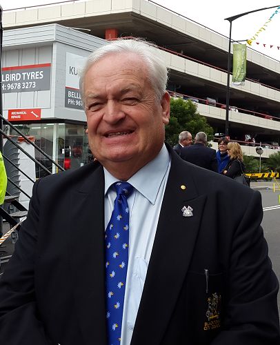 黑镇市议员托尼(Councillor Tony Bleasdale OAM)先生