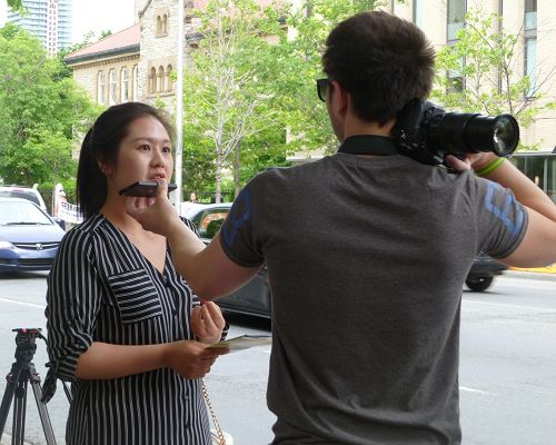 一位原意大利专业记者、现在加拿大的自由撰稿人经过活动现场,被现场的气氛吸引,他停下来拍照并做采访