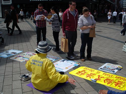 北爱尔兰法轮功学员在贝尔法斯特市中心阿瑟广场(Arthur Square)举行征签反迫害活动