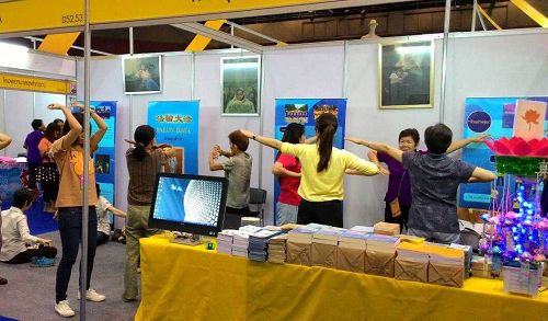 图2-4:二零一五年泰国健康博览会上,前来学炼法轮功的人们络绎不绝