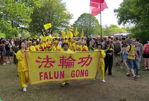 二零一五年六月十三日,多伦多法轮功学员应邀参加了Bestival音乐艺术节活动,受到主办方和观众的好评。