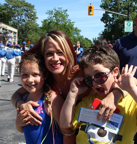 图8:布兰普顿居民Laidy兴奋的跟着天国乐团的演奏节奏拍手,她表示她喜欢天国乐团的一切。