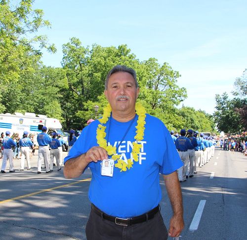 图9:Jerry Monaco是布兰普顿的一个社区负责人,看到天国乐团的演出,他说:“我要盛情邀请他们来参加我们社区的活动。”