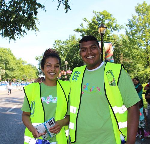 图10:Chris 和Natasha是维持游行秩序的工作人员,Chris说:“每年都很高兴看到他们,他们真的很棒。”