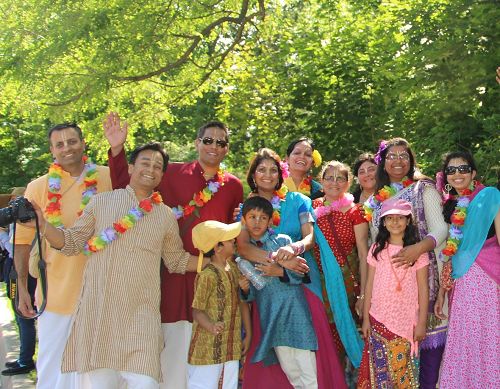 图11:一个印度裔团体的成员参加完游行后,站在路边一直观看天国乐团的演奏,并热情鼓掌欢迎。一位名叫Vik(左三)的先生说:“看到他们(天国乐团)就有一种快乐的感觉。”