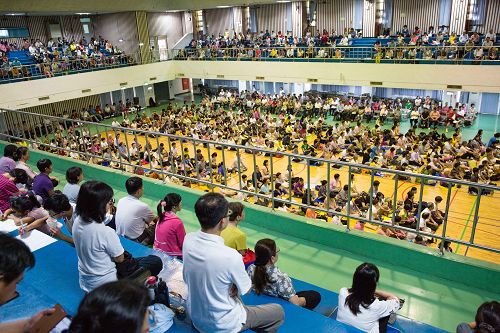 图:法轮功学员于二零一五年六月六日在高雄市凤新高中举办“全台景点讲真相交流会”