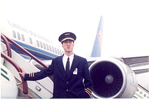 图:前中国南方航空公司飞行员张国良起诉迫害法轮功的元凶江泽民