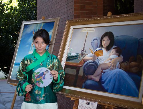 图6:来自厄瓜多尔的女学生平常就参加学校的打坐班,参观后表示,以后要每天参加炼功,法轮功太好了。