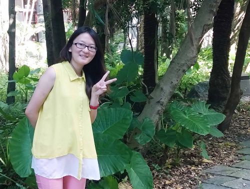 图10:企管所硕士怡萱父母对女儿修炼后脾气的变化感到很高兴,并感谢法轮大法。