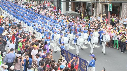 近两百人的天国乐团进入鹿港庆端阳踩街活动现场,壮观气势,吸引所有人的目光。
