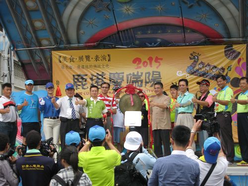 彰化县长魏明谷(左五)和十三支游行队伍代表敲锣启动活动,左三为天国乐团代表。