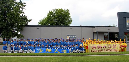 由法轮功学员组成的多伦多天国乐团及腰鼓队一直活跃板在大多伦多地区,与民同乐,六月二十一日参加完奥沙瓦多元文化节游行后合照。