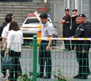 图中间挥手呵斥他人者,就是三河市610办公室主任国立臣