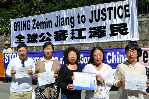 图4:部份温哥华法轮功学员将诉状邮递到中国大陆最高检察院和最高法院,控告迫害元凶江泽民。图为法轮功学员展示诉状快递单。