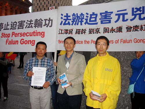 图:曾在中国大陆遭受中共迫害的清华学子起诉江泽民