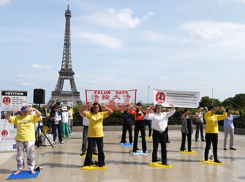 在著名的人权广场上,法轮功学员功法演示