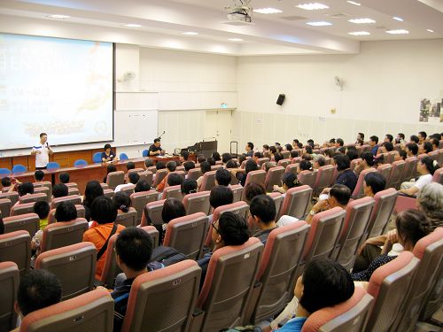 图:来自全台湾各地,利用网路讲真相的法轮功学员聚集在高雄,共同交流、分享心得,期望能互相促进提升,让传递真相的力量更强大。