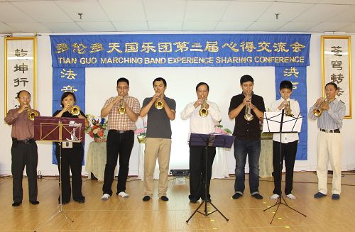 图4-7:下午4交流会结束后,还举行了音乐会,每个声部都单独出来演奏,从中找出差距,比学比修,共同精進。