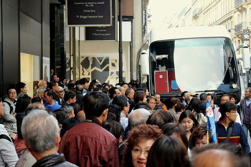 图1:文章刊登照片,每天一拨接一拨来巴黎奢侈品店Galeries Lafayette购物的数百上千中国大陆旅游者。