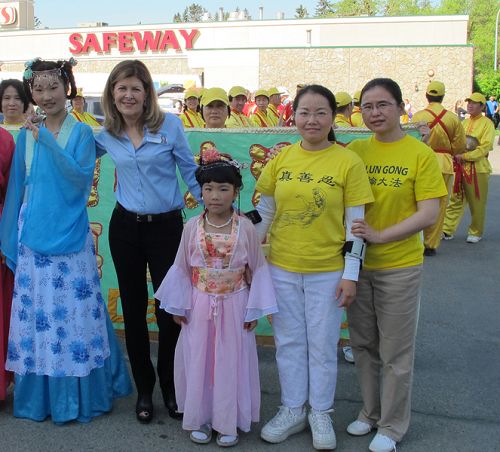 国会议员克罗凯特与法轮功学员合影,表达对法轮功的支持