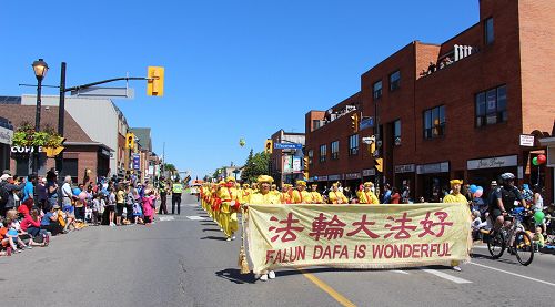 多伦多法轮功学员组成的腰鼓队参加密西沙加市第四十三届面包及蜂蜜丰收节游行(Bread & Honey Festival)。