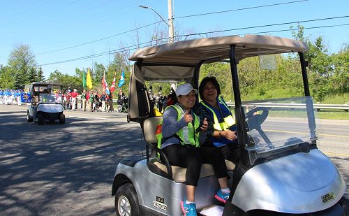 这次游行的协调人之一Geraldine(左)表示,法轮功队伍给游行增风采