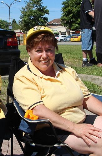 密市居民Emily说:“很庆幸每年都看到‘法轮大法’的队伍。”