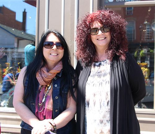 姐妹俩Dale(右)和Hellen 跟着乐团的音乐起舞和鼓掌,表示法轮功队伍很鼓舞人心。