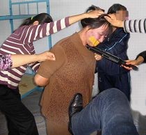 本人演示一次电击,多人拳打脚踢,手铐背后,嘴用胶布粘上不让说话