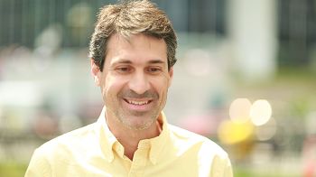 图:美国旧金山硅谷工程师迪恩·萨格内斯(Dean Tsaggaris)说,从大学毕业他就开始修炼法轮大法,至今已经十八年。在大法中,他找到了人生的答案和生命的意义。