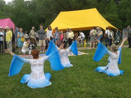 俄罗斯学员在“绿色彼得堡”节上展示法轮功的美好,传播法轮功的真相。