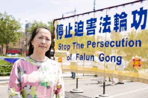 图:法轮功学员在纽约中领馆外要求停止迫害