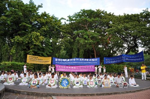 图3:傍晚,学员进行蠋光夜悼,悼念被中共迫害致死的法轮功学员,并呼吁制止迫害。