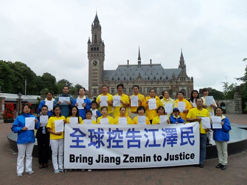 因信仰法轮功而受到被迫害的学员,手持向中国最高检察院发出的诉江控告信件