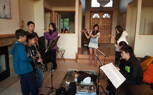 图3:在冬令营期间,下午,大法小弟子们练习演奏天国乐团的乐曲。