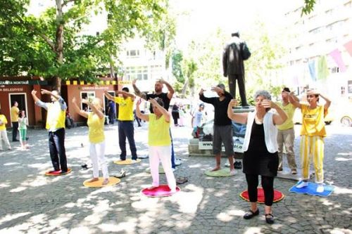图6:法轮功学员在Kugulu Park公园向人们演示功法