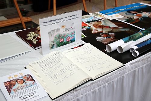图4:许多民众观看画展后在留言簿上留言,表达对法轮功学员面对迫害坚持信仰的感动。