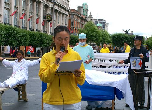 图11:法轮功学员代表介绍十六年来中共对法轮功对迫害,并呼吁人们用各种方式来支持制止迫害。