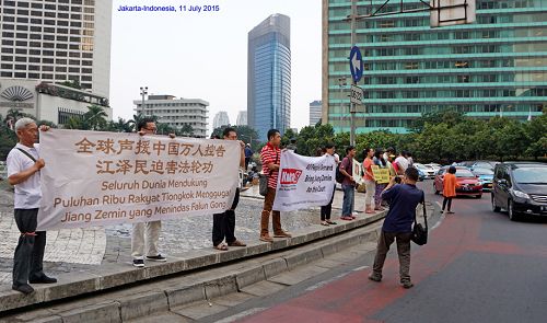 法轮功学员在印尼首都雅加达举办活动,声援中国民众控告江泽民