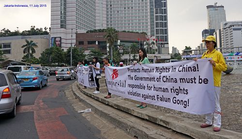 印尼人权监督协会送来横幅,支持中国民众控告江泽民