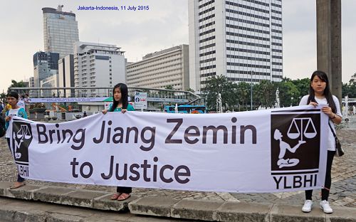 印尼法律援助基金会送来横幅,支持中国民众控告江泽民