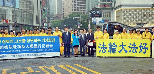 图7:法轮功学员高成女(中发言者)在声援诉江集会中发言。