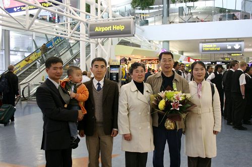 图:经历迫害的和三普从中国大陆辗转来到新西兰与家人团聚。图为和三普(右二)刚抵达新西兰机场与家人合影。