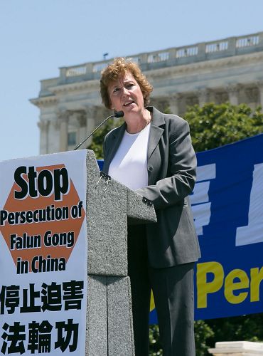 图10:“国防论坛基金会” 主席苏珊·娜肖尔特(Suzanne Scholte)认为,控告迫害元凶江泽民具有很多意义。
