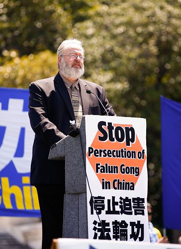 图11:“宗教自由大同盟”主席丹·菲弗尔曼(Dan Fefferman )表示,当得知有六万多人控江,感到很受鼓舞。