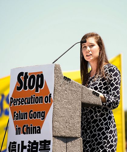 图12:“美国朱比利运动“组织 政府关系协调员考特尼·道塞特(Courtney Doucet)表示,我们必须支持把中共独裁者(江泽民)绳之以法。