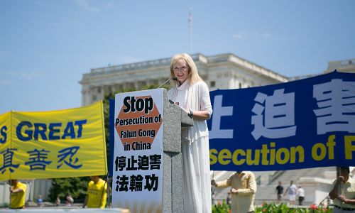 图14:美国国际宗教自由委员会主席卡翠娜.兰托斯-斯维特博士(Dr. Katrina Lantos Swett)认为:“法轮功群体确实为我们所有人树立了无与伦比的典范。”